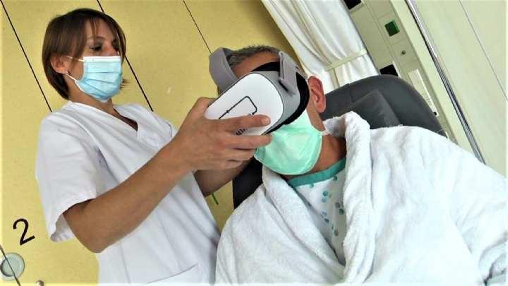 Casques de réalité virtuelle relaxant avant une opération