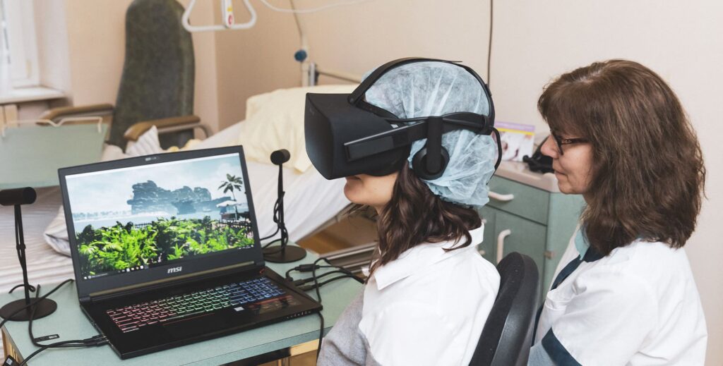 Grâce à un appareil paramétrable, peu encombrant et efficace pour réduire la douleur et l'anxiété, la réalité virtuelle est un véritable atout pour les hôpitaux.