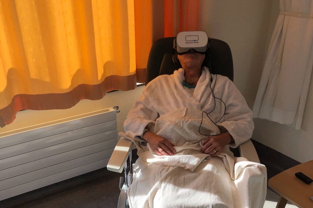 Les immersions en réalité virtuelle permettent aux patients de se sentir plus détendus dans le service des urgences.